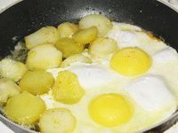 картошка обжаренная с яйцом